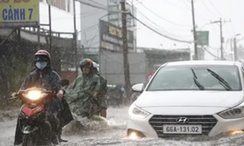 TPHCM mưa lớn hơn 1 giờ, trời se lạnh sáng sớm