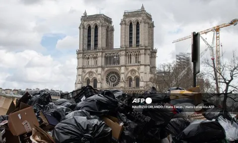 Paris có nguy cơ ngập rác trong kỳ Thế vận hội do công nhân thu gom đình công
