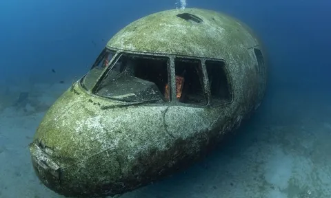 Đánh chìm chiếc máy bay có khả năng chở tới khách 400 khách xuống đáy biển, hành động tưởng lãng phí lại biến sắt vụn trở thành "kho báu"