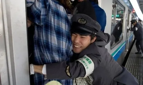 Nghề ủn khách lên tàu có gì thú vị?