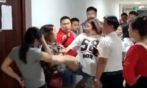 Người phụ nữ bị đạp ngã sõng soài tại chung cư ở Hà Nội