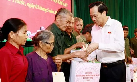 Bộ trưởng Đào Ngọc Dung thăm hỏi, tặng quà người có công, trẻ em khó khăn
