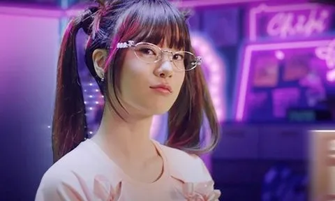 MV Sốc nhiệt: Hoàng Yến Chibi “thái độ” khi bị chàng trai Nhật chặn đường