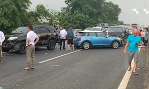 6 ô tô tông nhau liên hoàn trên cao tốc Nội Bài - Lào Cai