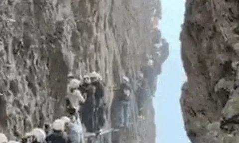 Độc lạ 'tắc núi' ở Trung Quốc, du khách chôn chân giữa vách đá thẳng đứng