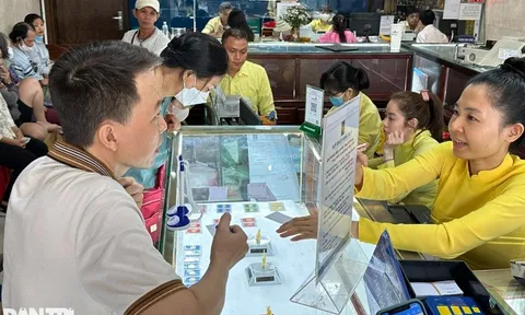 Khan vàng trong ngày giá lên kỷ lục: Các "chiêu thức" của tiệm vàng