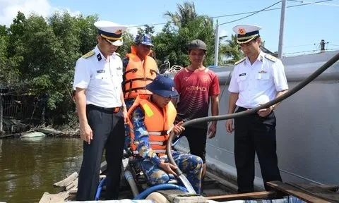 Vùng 5 Hải quân giúp người dân vùng hạn hán ở Cà Mau