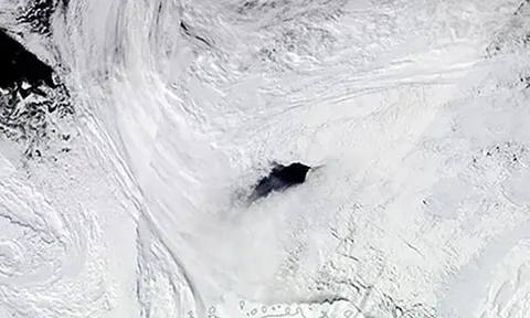 Hố băng bí ẩn ở Nam Cực có kích thước bằng cả Thụy Sĩ liên tục nứt ra không rõ lý do: Các nhà khoa học cuối cùng cũng tìm ra câu trả lời
