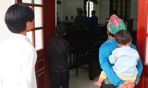 Gói cơm nắm muối vừng nguội ngắt và đứa trẻ chán học ở "thủ phủ ma túy"