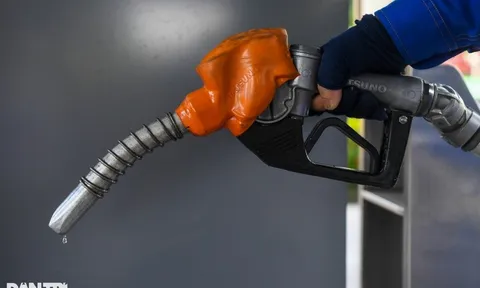 Giá xăng giảm rất mạnh, có loại giảm hơn 1.200 đồng/lít?