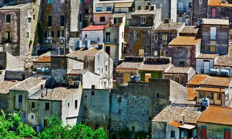 Chuyện lạ ở nền kinh tế thuộc G7: BĐS ‘rẻ như cho’, cầm chưa đến 100.000 đồng có thể mua đứt 3 căn nhà, cư dân khẳng định giá trị đáng sống nằm ở một điều