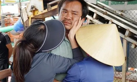 Vụ 4 tàu cá bị chìm: Biết sự sống mong manh vẫn mong người thân trở về