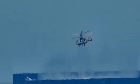 Khoảnh khắc trực thăng Nga bắn nổ xuồng tự sát Ukraine