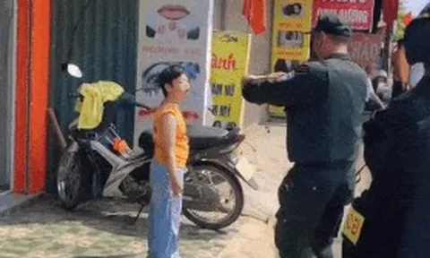 Xúc động khoảnh khắc sĩ quan CSCĐ tặng còi chỉ huy cho bé gái ở Điện Biên