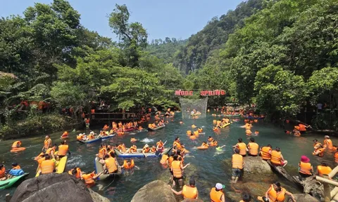 Miền Trung: Du lịch sinh thái, biển hút khách dịp lễ 30/4-1/5