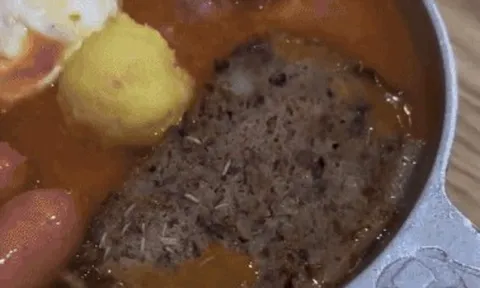 Khách hốt hoảng phát hiện dòi bò lúc nhúc trên chảo bánh mỳ ở Thái Bình