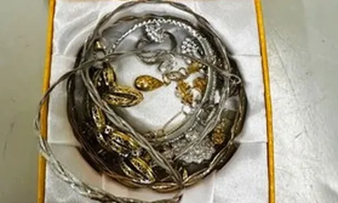 Vali chứa nhiều vàng, kim cương bị bỏ quên tại sân bay Nội Bài