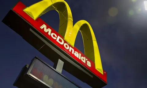 Nhìn cách McDonald's vượt qua khủng hoảng truyền thông: 20 năm lớn mạnh với gần 42.000 chi nhánh, cổ phiếu tăng 1.000% nhờ bỏ ngoài tai antifan, từ trẻ con đến phụ huynh đều ‘nghiện’