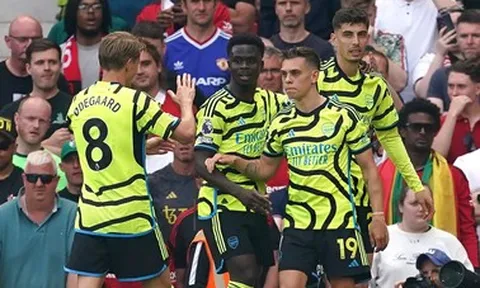 Đánh bại Man Utd, Arsenal giành lại ngôi đầu bảng