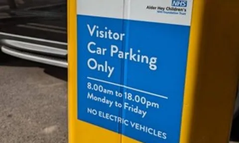 Xôn xao sự việc một bệnh viện cấm xe điện vào bãi đỗ vì sợ nguy cơ cháy nổ