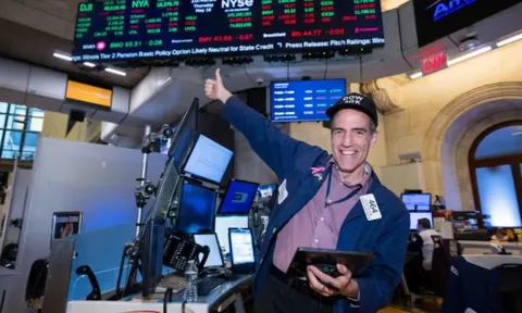 Dow Jones lần đầu tiên chạm đỉnh 40.000 điểm: Cổ phiếu nào tác động mạnh nhất đến đà tăng?