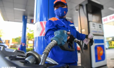 Vì sao giá xăng giảm xuống sát 22.000 đồng/lít?