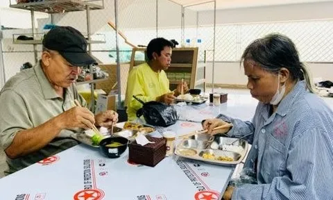 Ấm lòng bữa cơm “2K” giữa lòng phố núi