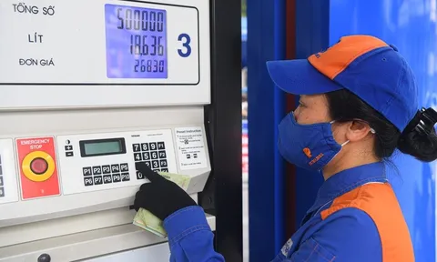 Giá xăng tăng trở lại sau khi suýt mất mốc 22.000 đồng/lít?