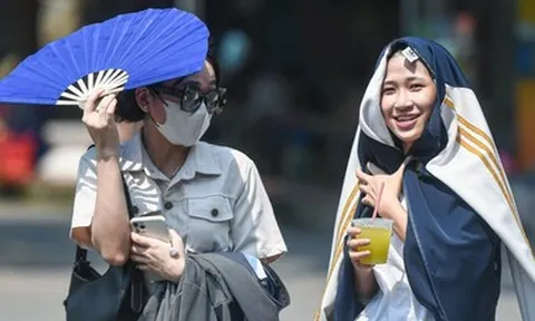 Miền Bắc nắng nóng một ngày rồi mưa cả tuần