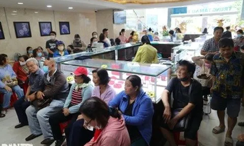 Quang cảnh ngày đầu 4 ngân hàng bán vàng giá dưới 80 triệu đồng/lượng