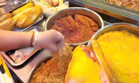 Khách Tây chi 1.000 USD mua vé máy bay tới Việt Nam chỉ để ăn bánh mì 2 USD