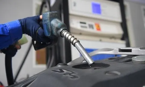 Giá xăng bật tăng trở lại, vượt 22.000 đồng/lít