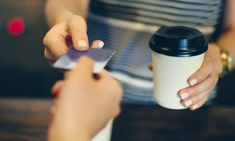 Tỷ phú Mỹ: Ngừng mua cafe, không ăn McDonald's, chắt chiu từng đồng mới có thể thành người giàu!