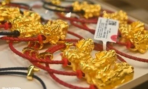 Vàng trong nước lình xình, vàng thế giới bật tăng