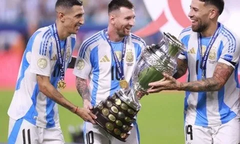 Di Maria nghẹn ngào chia tay, HLV Scaloni muốn Messi dự World Cup 2026