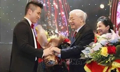 Nghệ sĩ trẻ nhớ lời dặn "xây dựng con người Việt Nam đẹp nơi xứ người"