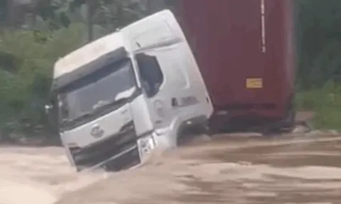 Tài xế liều lĩnh cố vượt ngầm tràn, xe đầu kéo bị lũ cuốn trôi