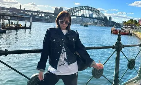 Nữ ca sĩ xinh đẹp bị bệnh không thể đi hát, làm nhân viên quán cà phê từ sáng đến chiều