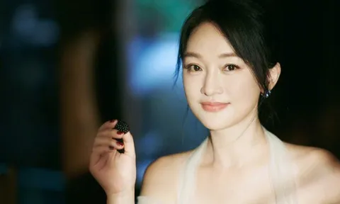 Châu Tấn 50 tuổi mà da sáng hồng, trẻ trung nhờ những thói quen độc đáo