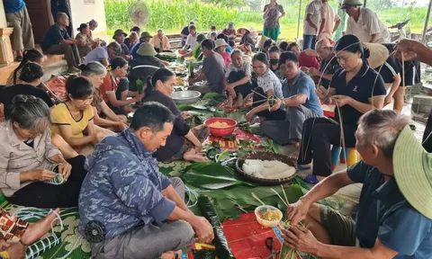 Người dân xứ Nghệ gói bánh chưng gửi đồng bào vùng lũ miền Bắc