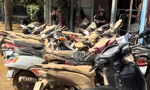 Xe máy hỏng la liệt sau lũ, người Hà Nội sửa miễn phí cho bà con Yên Bái