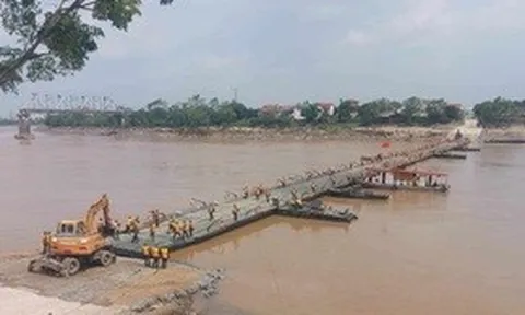 Lắp đặt xong cầu phao Phong Châu, phương tiện giao thông qua lại từ 30/9