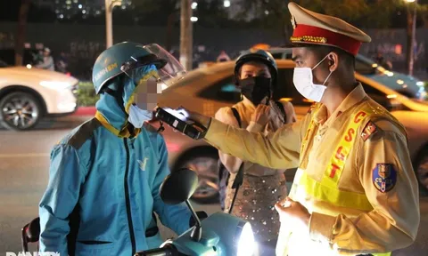 Hàng trăm tài xế xe ôm công nghệ bất ngờ khi bị CSGT kiểm tra nồng độ cồn