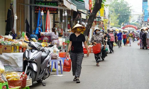 Phan Thiết chuẩn bị chợ Tết Nguyên Đán 2025 trong 6 ngày, với 18 vị trí bán hàng