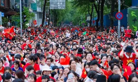 Ấn tượng hình ảnh cờ đỏ sao vàng trong "biển người" chào mừng 50 năm thống nhất đất nước