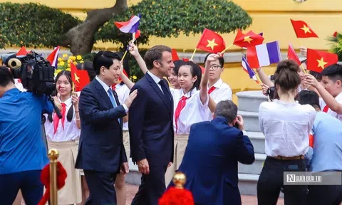 Lễ đón trọng thể Tổng thống Pháp Emmanuel Macron
