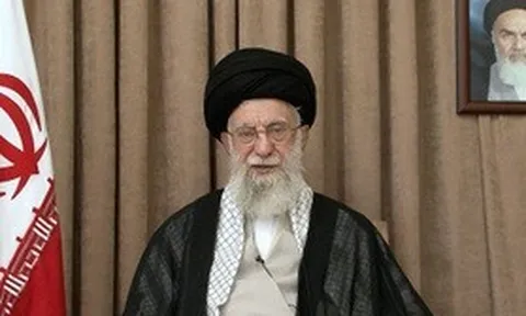 Lãnh tụ Iran cảnh báo Tổng thống Trump: Tehran không bao giờ đầu hàng