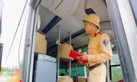Người dân tố 2 xe khách chở quá 23 người, CSGT xử phạt 140 triệu đồng