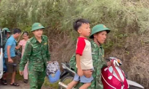 Đưa dân xuống hầm trú ẩn trước giờ bão Kajiki đổ bộ