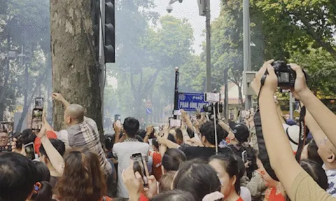 Hào hùng đoàn chiến sĩ bước rầm rập giữa hàng vạn người dân ở Hà Nội